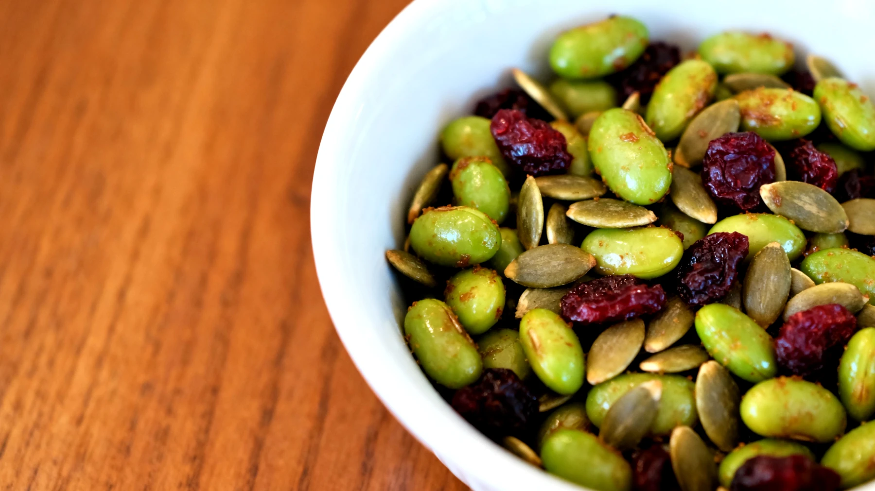 Edamame tostati con semi di zucca e cranberries"