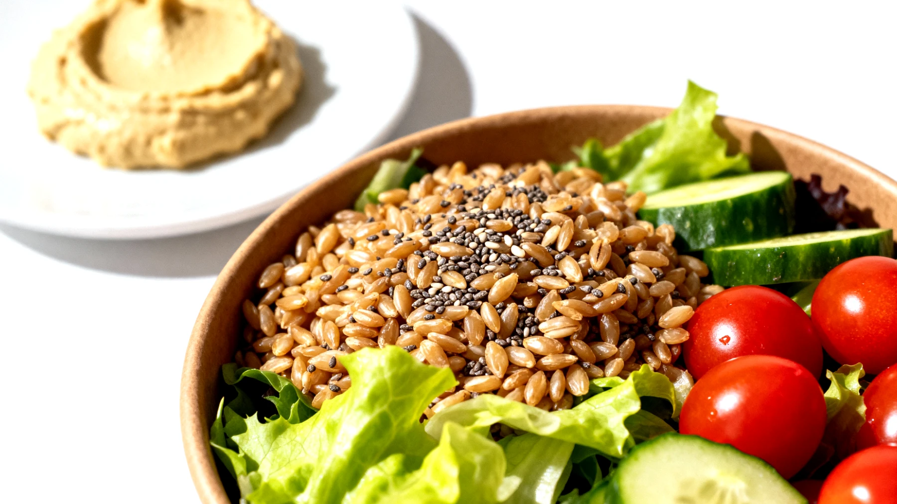 Insalata di farro con semi di chia, verdure crude e hummus"