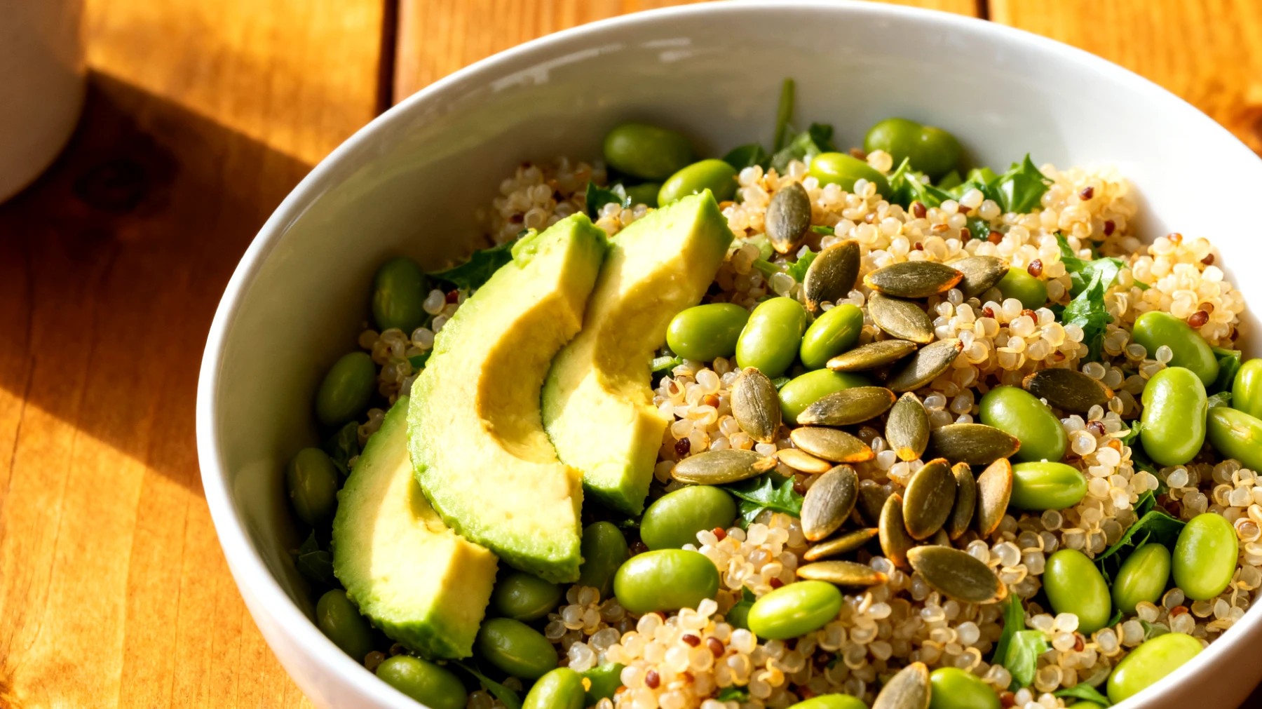 Insalata di quinoa con edamame, avocado e semi di zucca"