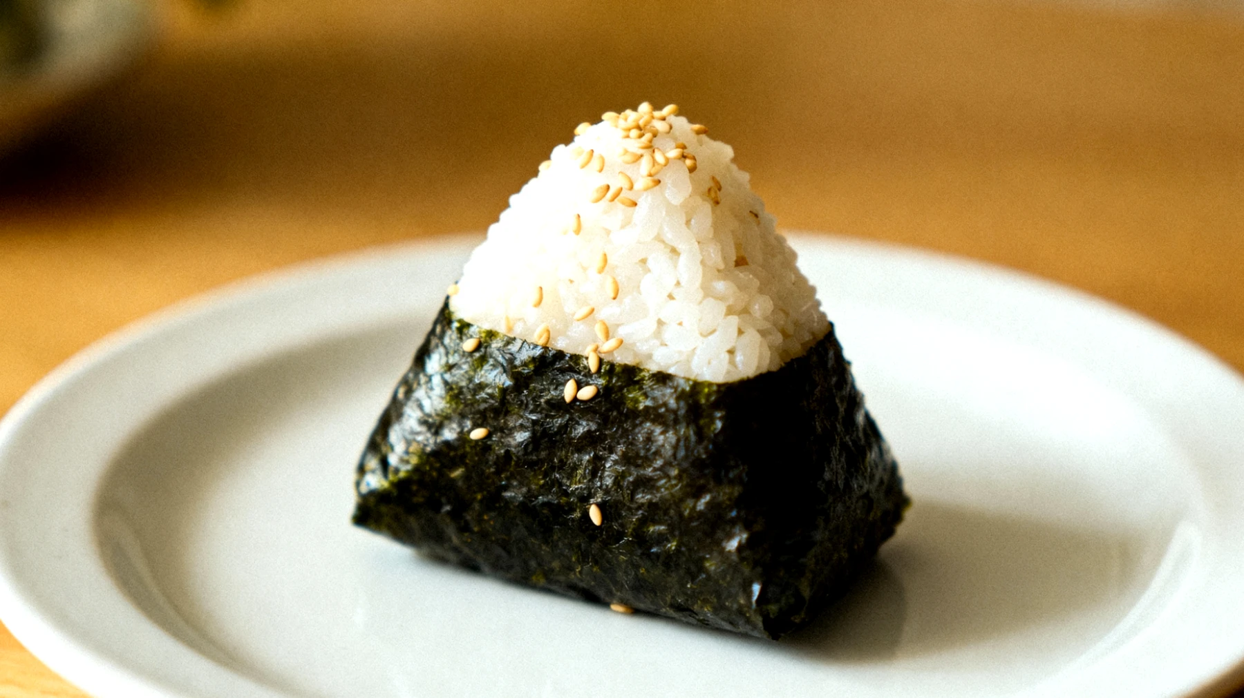 Onigiri al miglio con alghe nori e semi di sesamo"