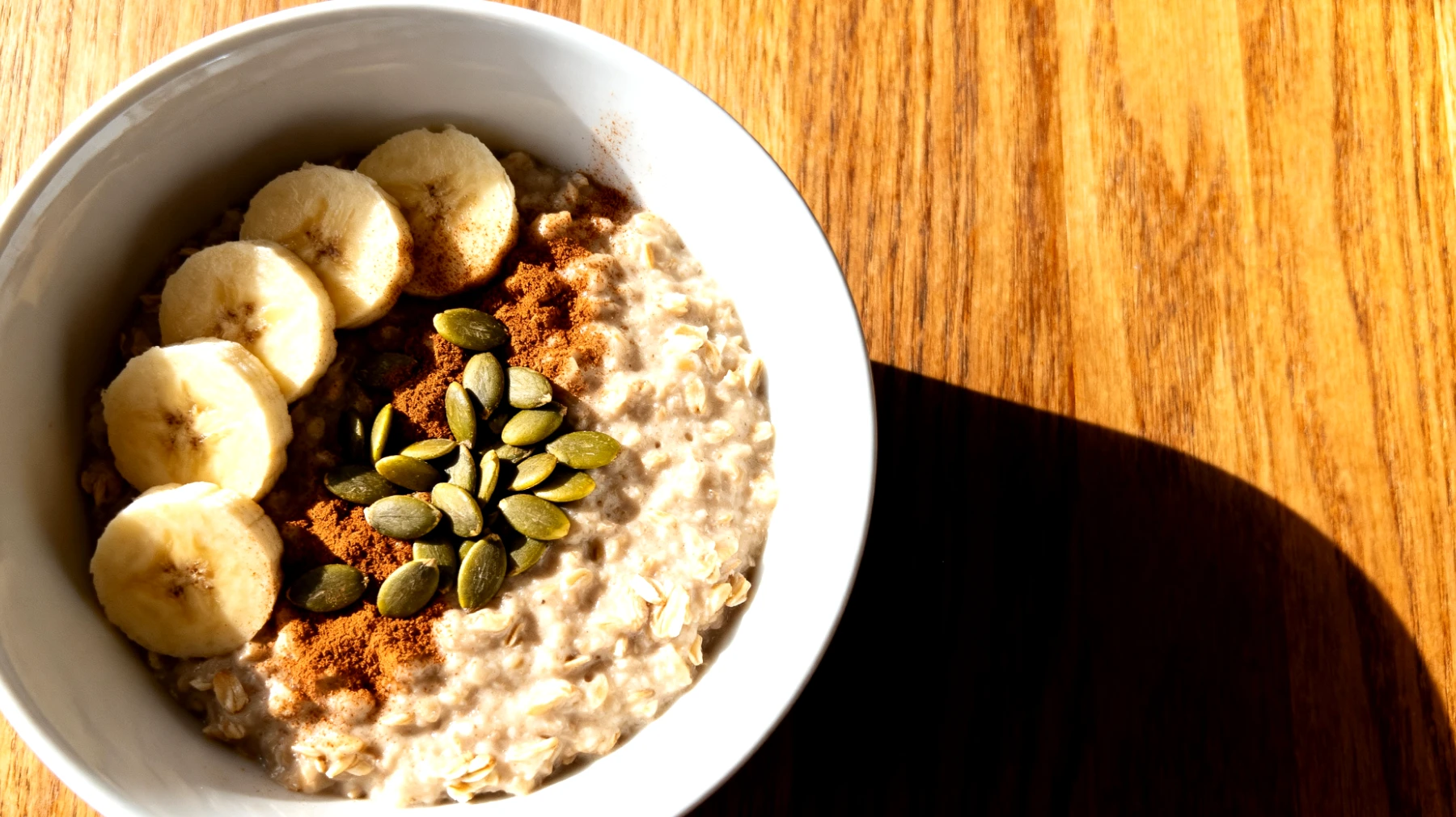 Porridge di avena con semi di zucca, banana e cannella"