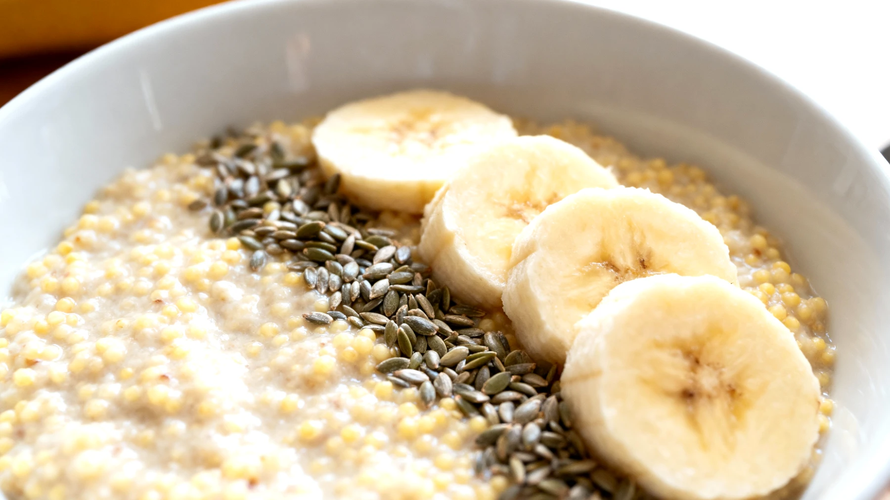 Porridge di miglio con semi di canapa e banana"