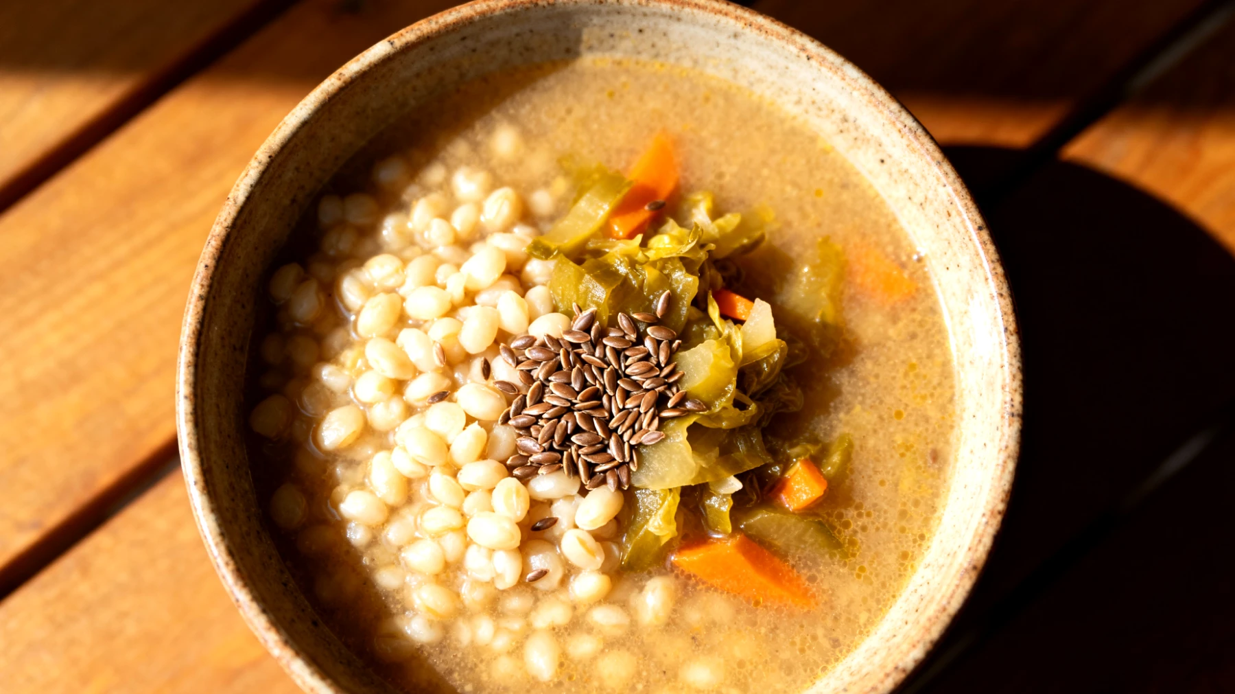 Zuppa di orzo perlato con verdure fermentate e semi di lino"
